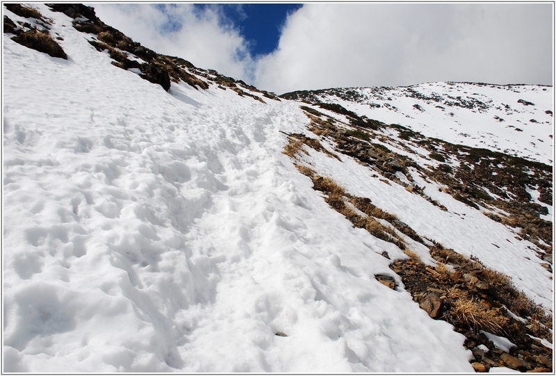 2012-03-06 10-50-49踏雪登雪山途中.JPG